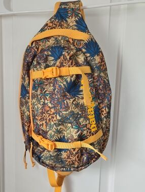 Patagonia Atom Sling Bag 8L – Canyon Hike Saffron